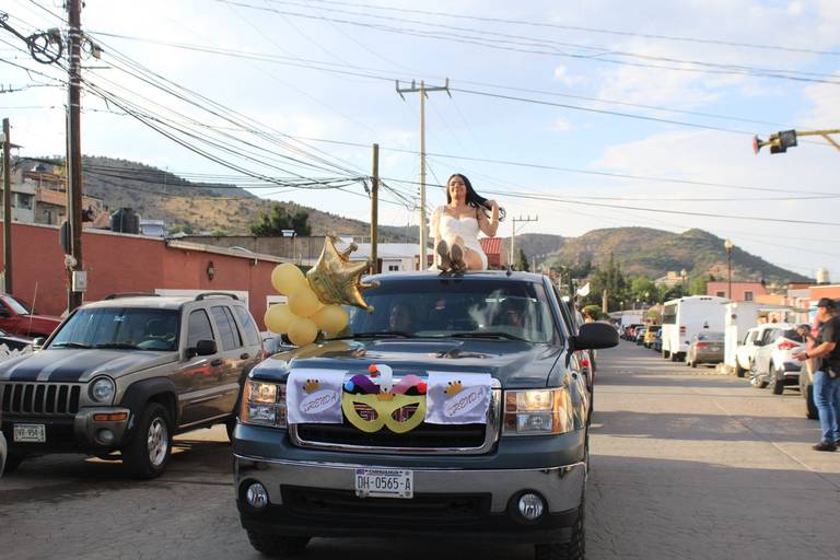 Con caravana presentan a candidatas a reina del Encuentro